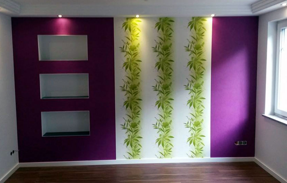 Wohnraum mit violetter Akzentwand und floralem Wandmotiv