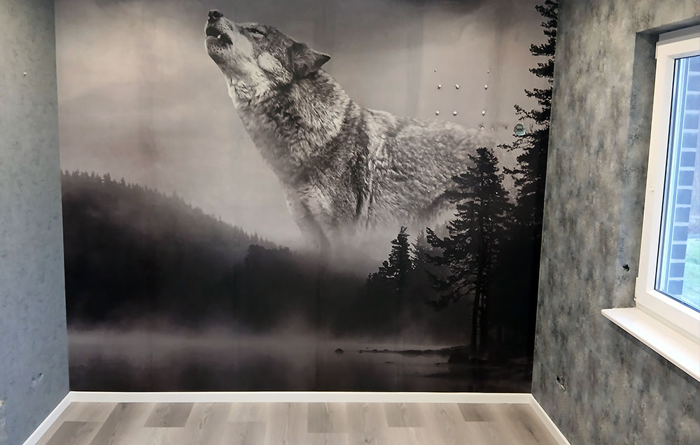 Raum mit großformatiger Wolfsmotiv-Wandgestaltung in Grautönen