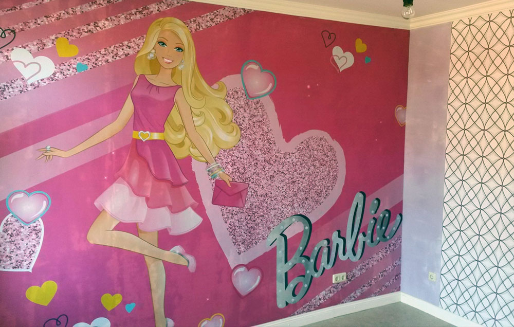 Kinderzimmer mit großflächiger Barbie-Wandgestaltung in Pinktönen